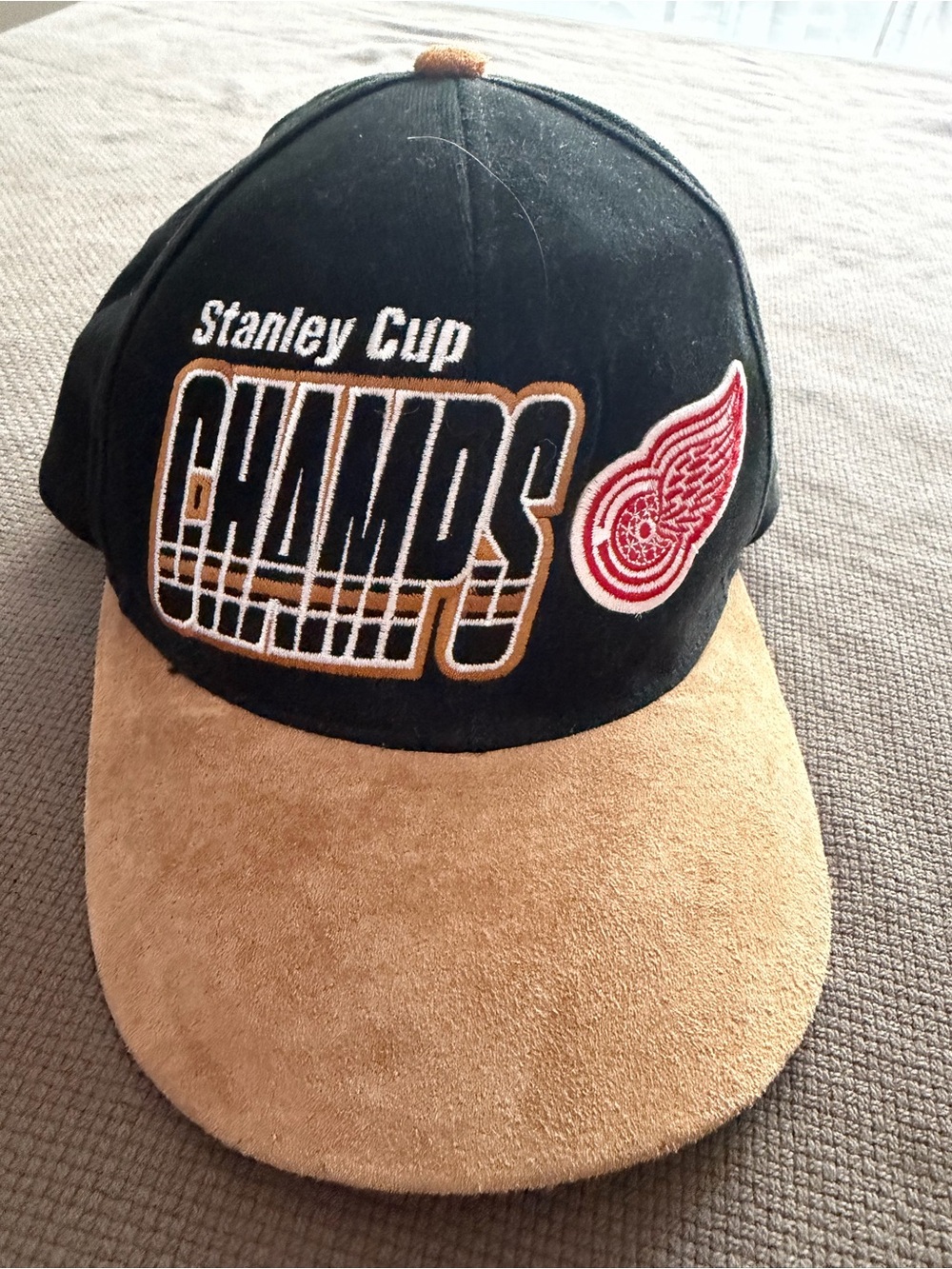 STARTER Detroit Red Wings Black and Tan 1997-98 Stanley Cup Champs Cap
